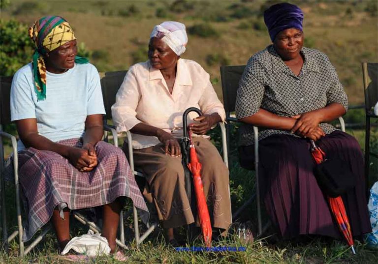 Schwarze Frauen in Suedafrika sitzend