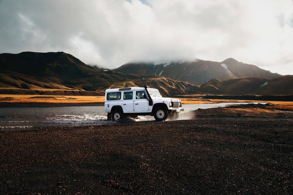 Land Rover Allrad Fahrzeug auf Island