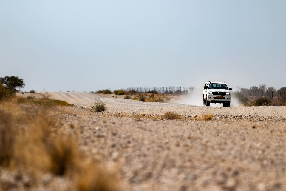 Namibia Allrad Auto auf Sandpiste
