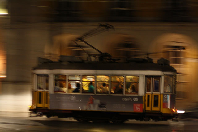 Strassenbahn in Lissabon bei Nacht