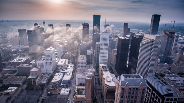 Skyline der Stadt im Gegenlicht