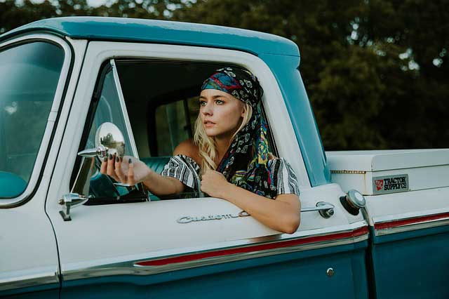 Junge Frau in Pickup Truck Autovermietung USA