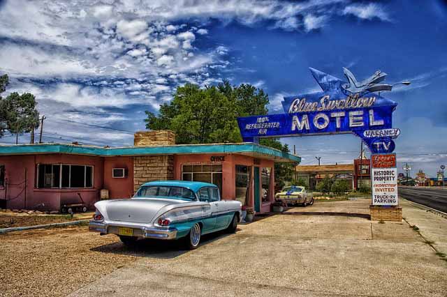 Motel in den USA mit PKW Oldtimer