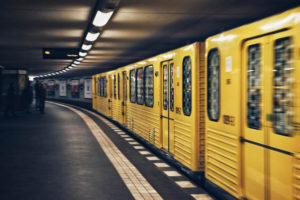 gelbe U-Bahn in Berlin
