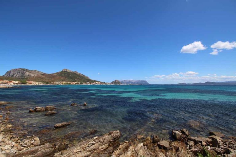 Blick auf Meer vom Strand aus, Sardinien