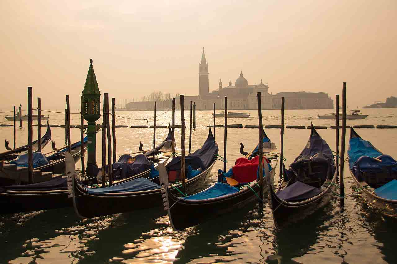 Gondeln in Lagune von Venedig im Morgenlicht