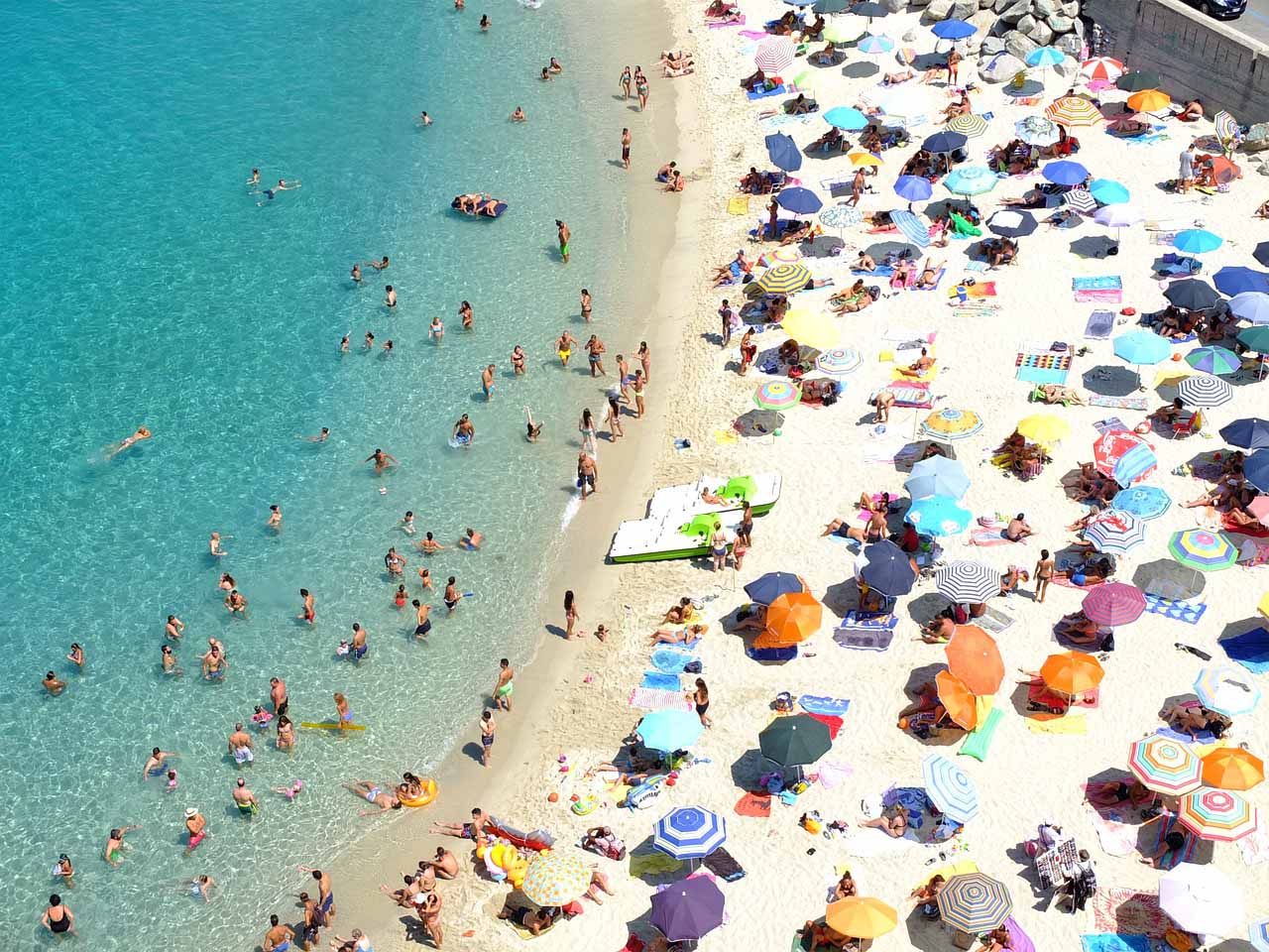 Strand mit Schirmen bei Lamezia Terme Kalabrien