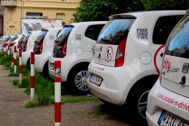 Stuttgart Autovermietung verschiedene weisse Autos