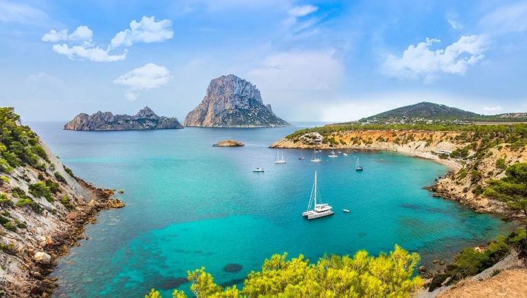 Bucht auf Ibiza mit Segelschiff Mietwagen Preisvergleich