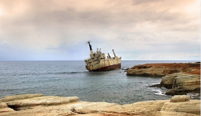 Schiffswrack an der Kueste vor Paphos Zypern