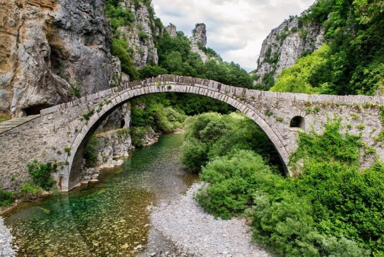Bruecke ueber Fluss auf Peloponnes