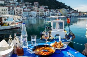gedeckter Tisch am Hafen von Araxos
