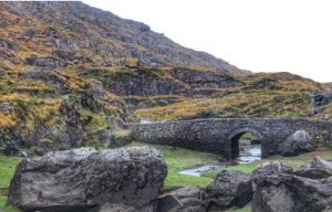 Irische Landschaft mit Mauern, Mietwagen Cork