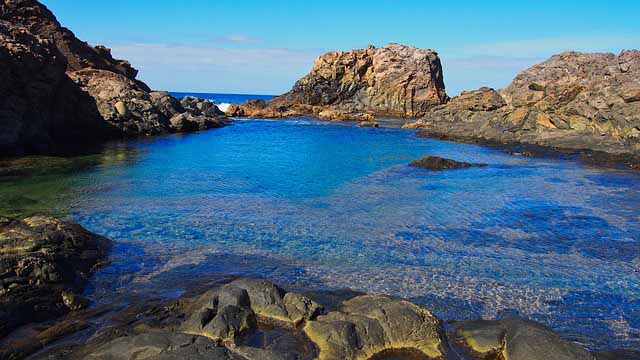 Bucht mit Felsen auf Fuerteventura