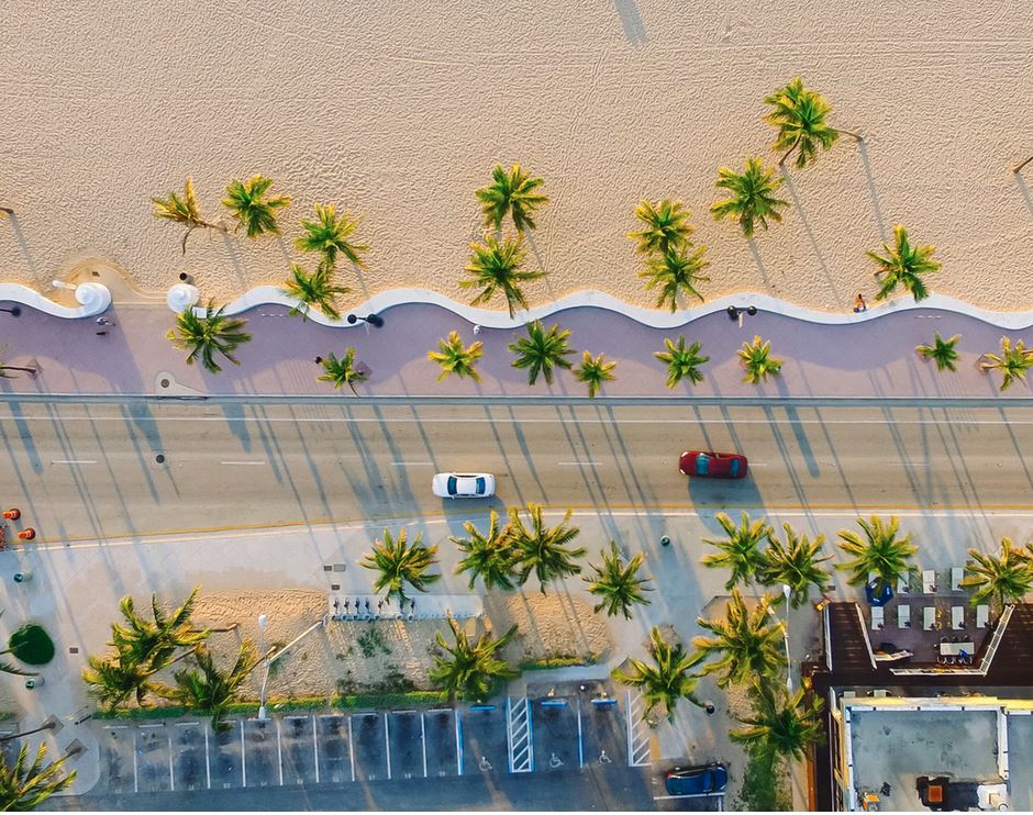 Miami Strand mit Palmen und Strasse