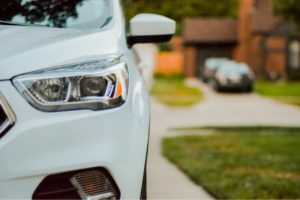 Frontpartie eines weissen Autos Mietwagen Versicherung