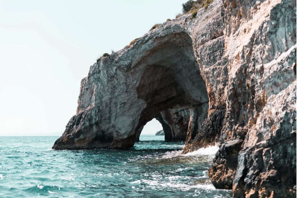 zakynthos kueste mit felsen