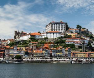 Blick ueber den Fluss auf Porto