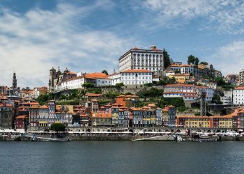 Blick ueber den Fluss auf Porto