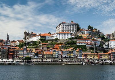 Blick ueber den Fluss auf Porto