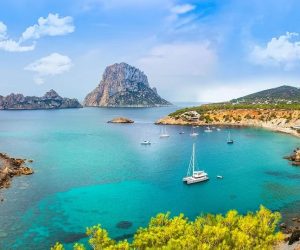 Bucht auf Ibiza mit Segelschiff Mietwagen Preisvergleich