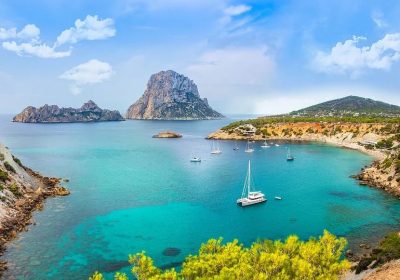 Bucht auf Ibiza mit Segelschiff Mietwagen Preisvergleich