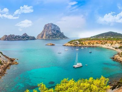 Bucht auf Ibiza mit Segelschiff Mietwagen Preisvergleich