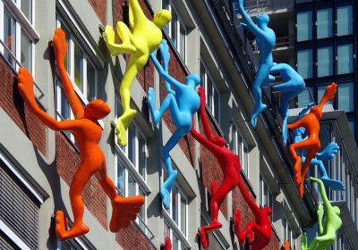 Figuren klettern an Fassade in Duesseldorf