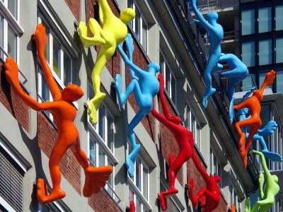Figuren klettern an Fassade in Duesseldorf