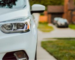 Frontpartie eines weissen Autos Mietwagen Versicherung