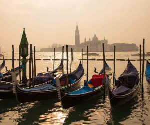 Gondeln in Lagune von Venedig im Morgenlicht