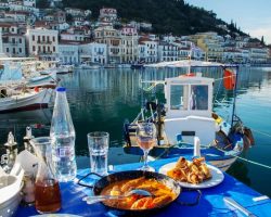 gedeckter Tisch am Hafen von Araxos