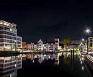 Phoenix Arizona bei Nacht mit Kanal