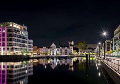 Phoenix Arizona bei Nacht mit Kanal