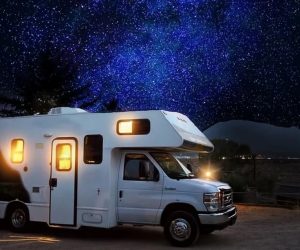 Wohnmobil unter Sternenhimmel