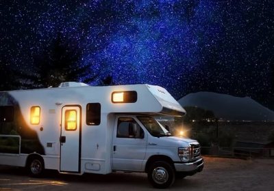 Wohnmobil unter Sternenhimmel
