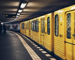 gelbe U-Bahn in Berlin