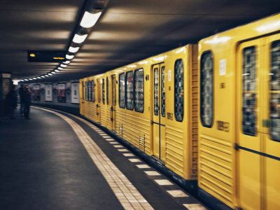 gelbe U-Bahn in Berlin